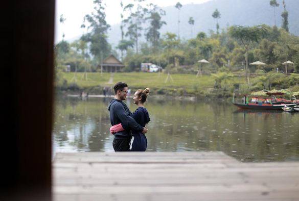 10 Foto Romantisnya Pamela Bowie Bareng Kekasih, Makin Lengket Aja Nih