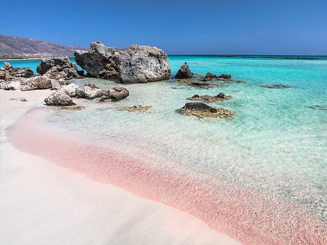 Tak Hanya Putih atau Kecokelatan, Ini 11 Deretan Pantai Paling Berwarna di Dunia