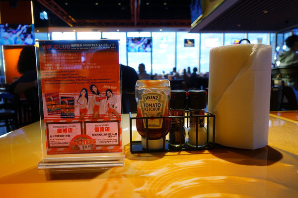 Hooters信義店-遠百信義A13餐廳推薦，HOOTERS美式餐廳大遠百14樓信義店，近看101及百萬級景觀的遠百深夜食堂，遠百信義A13聚餐餐廳