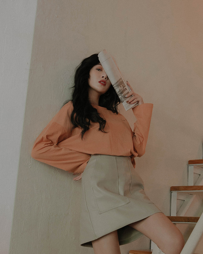 前雙口袋設計/側邊隱形拉鍊/全裡商品長度/短版商品版型/合身商品厚薄/適中商品彈性/適中*建議清洗完放置在通風處完全陰乾，才不會導致發霉*建議使用衣架對摺晾掛，避免造成變型或皮料黏貼*避免接觸油污、酸