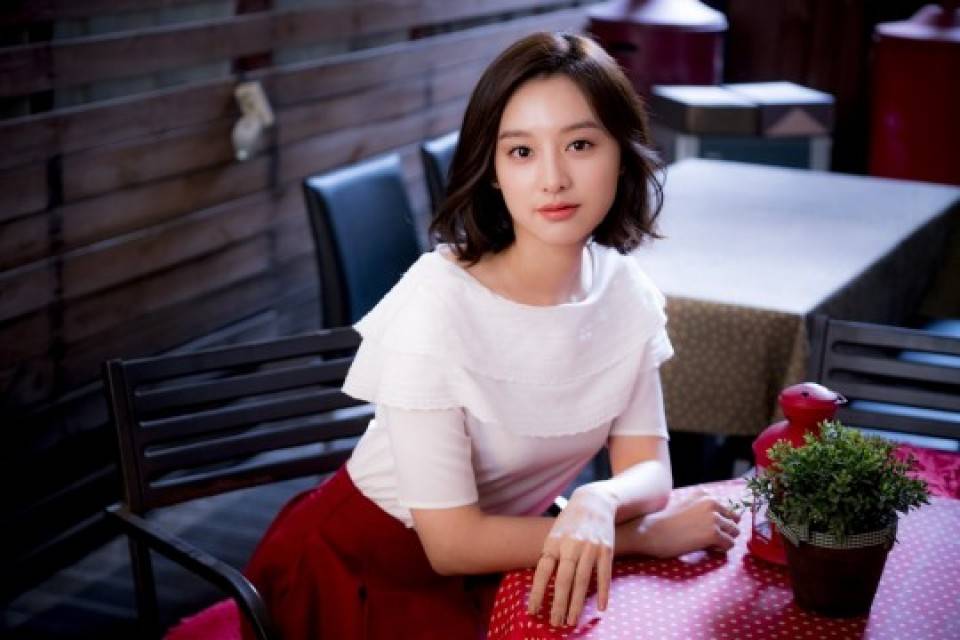 Kim Ji Won selalu memiliki gaya yang manis tapi gampang ditiru. 