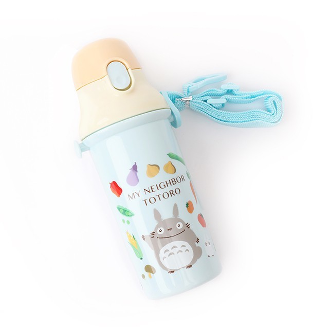 日本大人氣豆豆龍主題柔和顏色設計搭配十分可愛 自動按壓式彈蓋直飲使用便利 大口徑杯口可輕鬆放入冰塊水果等 背帶為可拆式長度可調節 日本進口正版授權商品 容量:約480ml 材質:本體聚丙烯(耐熱120