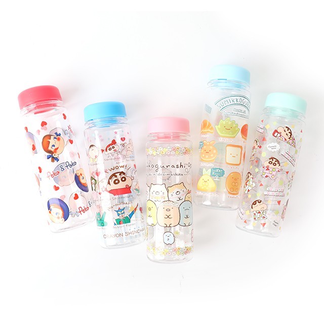 療癒可愛的透明水壺新色登場 超人氣角色環繞式圖案每一面都繽紛可愛 廣口設計方便裝入冰塊享用清涼好水清洗瓶內時也更輕鬆方便 可拆式濾網喝水時可過濾水果 冰塊更順口 隨手瓶設計體積輕巧攜帶好方便 日本進口