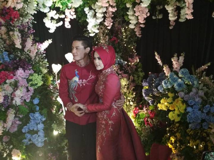 Nuansa Taman Bunga Di Resepsi Nikah Roger Danuarta Cut Meyriska Tempo Co Line Today