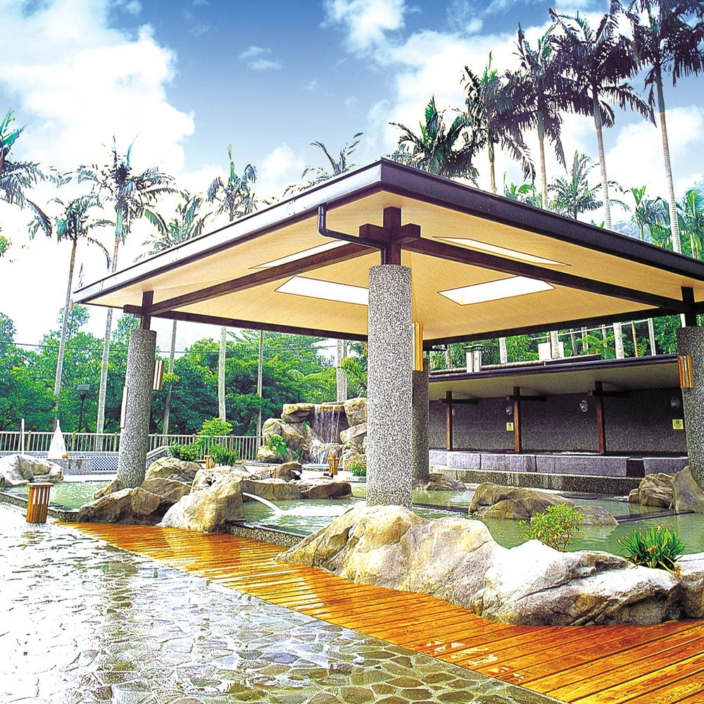 急件請先聊聊詢問●提供「15天鑑賞期」服務，商品在鑑賞期內買家皆可提出退貨退款申請，免費退貨！使用說明： 1.本券可雙人享芬多精森林遊園及露天溫泉SPA乙次。2.本券平、假日皆適用。3.開放時間：森林