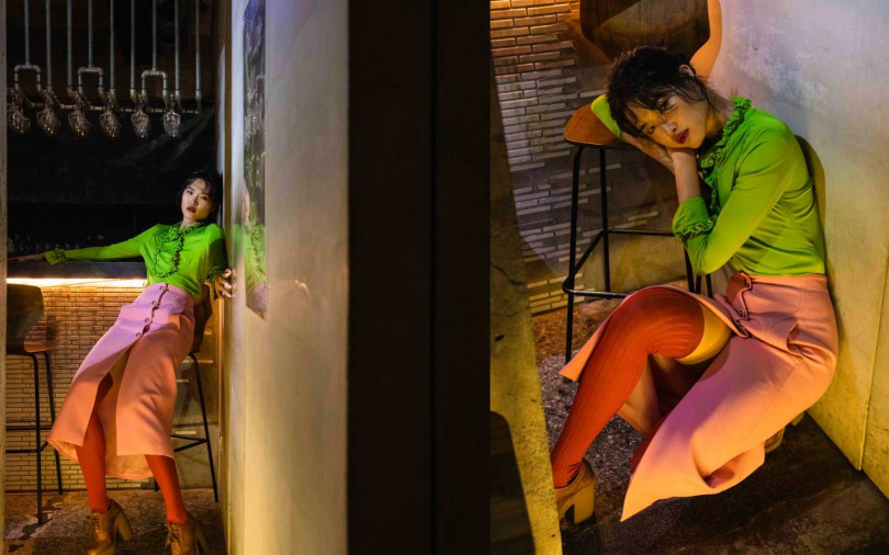 PRADA 嫩綠荷葉綴邊上衣／價格未定、高腰開衩過膝裙／價格未定、皮革雕花厚底跟鞋／價格未定、撞色長襪／價格未定（圖／莊立人攝）