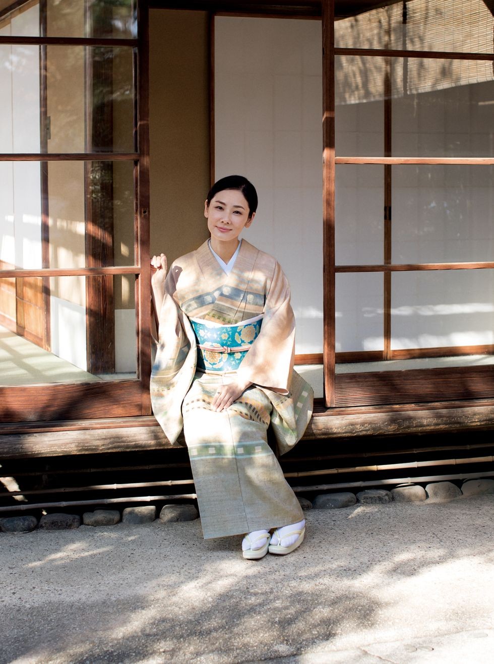 女優 吉田羊さんがまとう人間国宝 佐々木苑子さんの着物