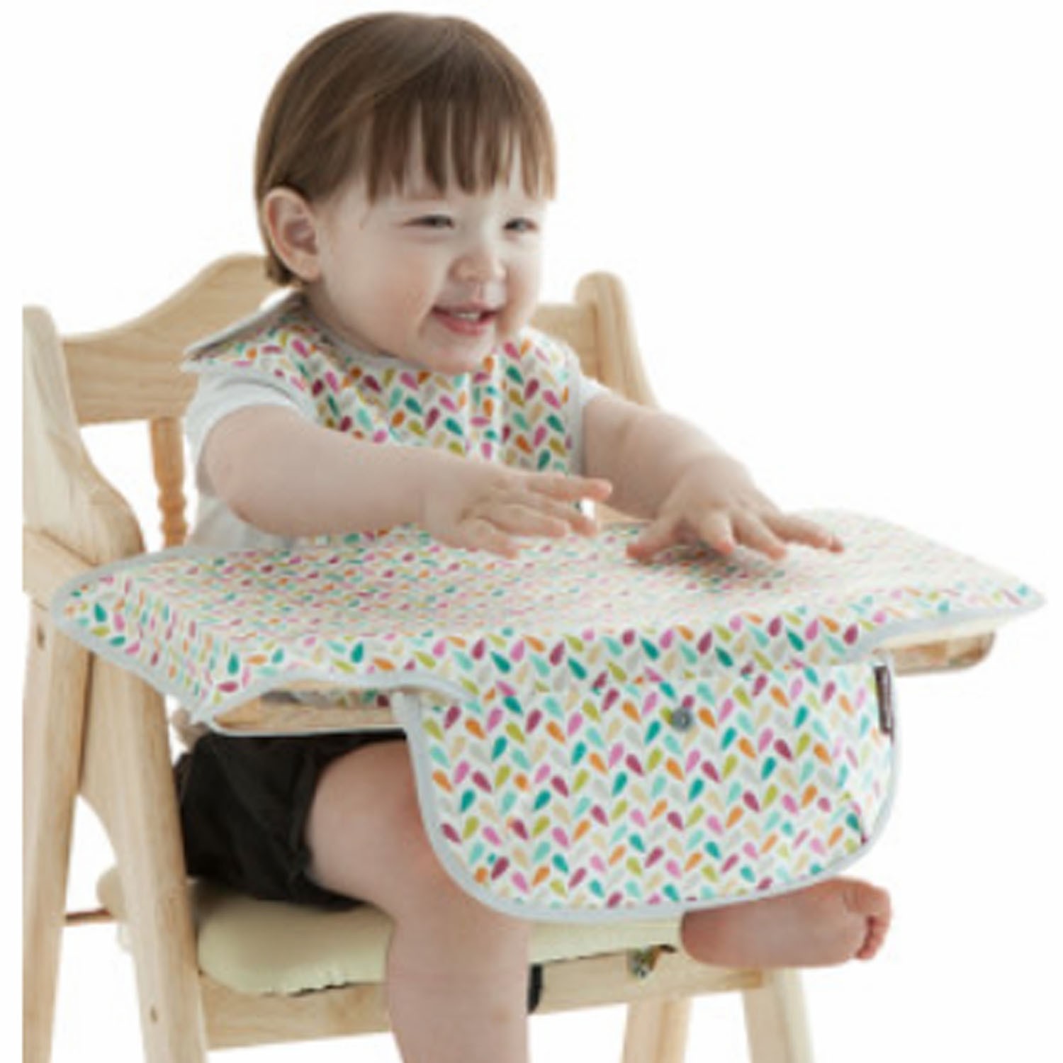 油膩膩、髒兮兮餐桌OUT！外出用餐也安心。韓國製造，獲得韓國當地及國際專利認證。圍兜＋餐墊＋收納袋All in設計，隔絕細菌不費力。100%純棉＋PU塗層，透氣不悶又防水。好清潔、可水洗，能經常維持乾