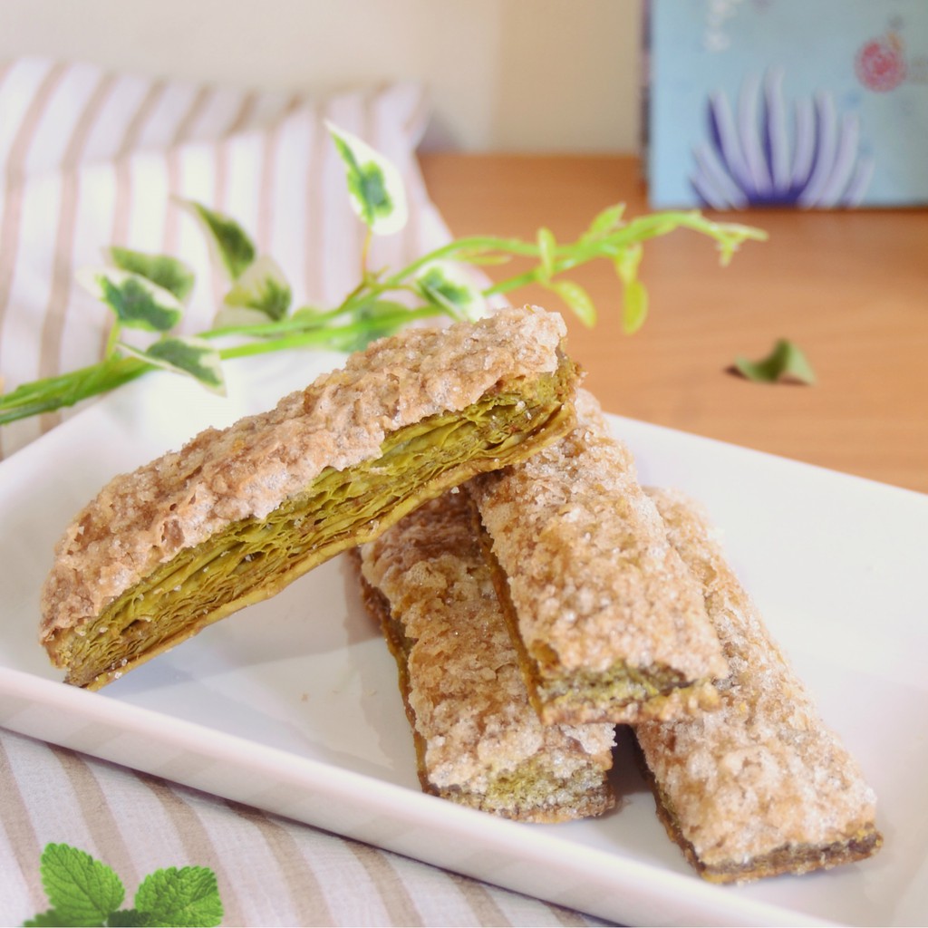 商品內容物 ：一抹京都(抹茶)成分 : 麵粉、奶油、水、雞蛋、砂糖、玉露抹茶、起司粉、鹽重量 : 60g/盒保存期限 : 120天(以包裝所示)保存方式 : 產品請避免直接日照，並存放於常溫乾燥處，且