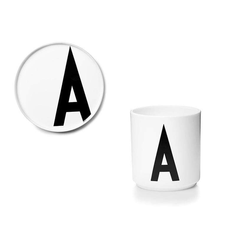 字母的設計，讓您自由搭配，選擇多元 骨瓷透亮、雪白的特質，讓字母杯可以成為一個很好的燭台 一物多用是Design Letters的設計概念 產品介紹 難得好平盤平坦的淺底設計，非常適合裝盛甜點或三明治
