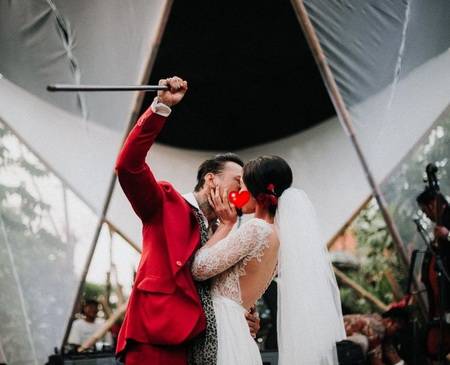 Jerinx serta Nora Alexandra resmi menjadi pasangan suami 10 Momen Romantis Resepsi Pernikahan Jerinx serta Nora Alexandra, Bernuansa Merah Putih.