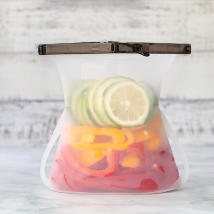 台灣品牌，食品矽膠密封袋以食品級矽膠製成，無需擔心塑化劑殘留，是盛裝食物、食材保鮮的好選擇!袋身是食品級矽膠材質，通過SGS食品級檢測與美國FDA認證，耐溫 -40~200℃，可承裝熱食和湯品，無論是