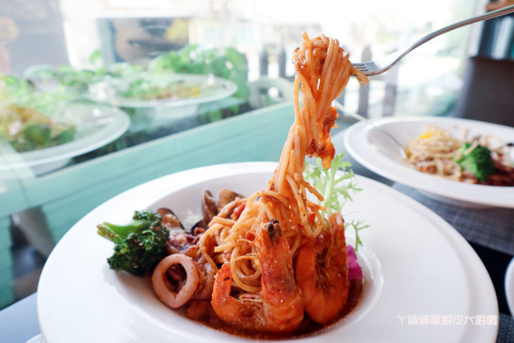 竹北平價美食餐廳推薦流浪貓香草義式廚房，竹北新開幕寶可夢主題美食餐廳！貓奴們快來找主子