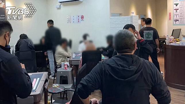 不要動！警見時機成熟 入內搜索 20人遭逮 | TVBS | LINE TODAY
