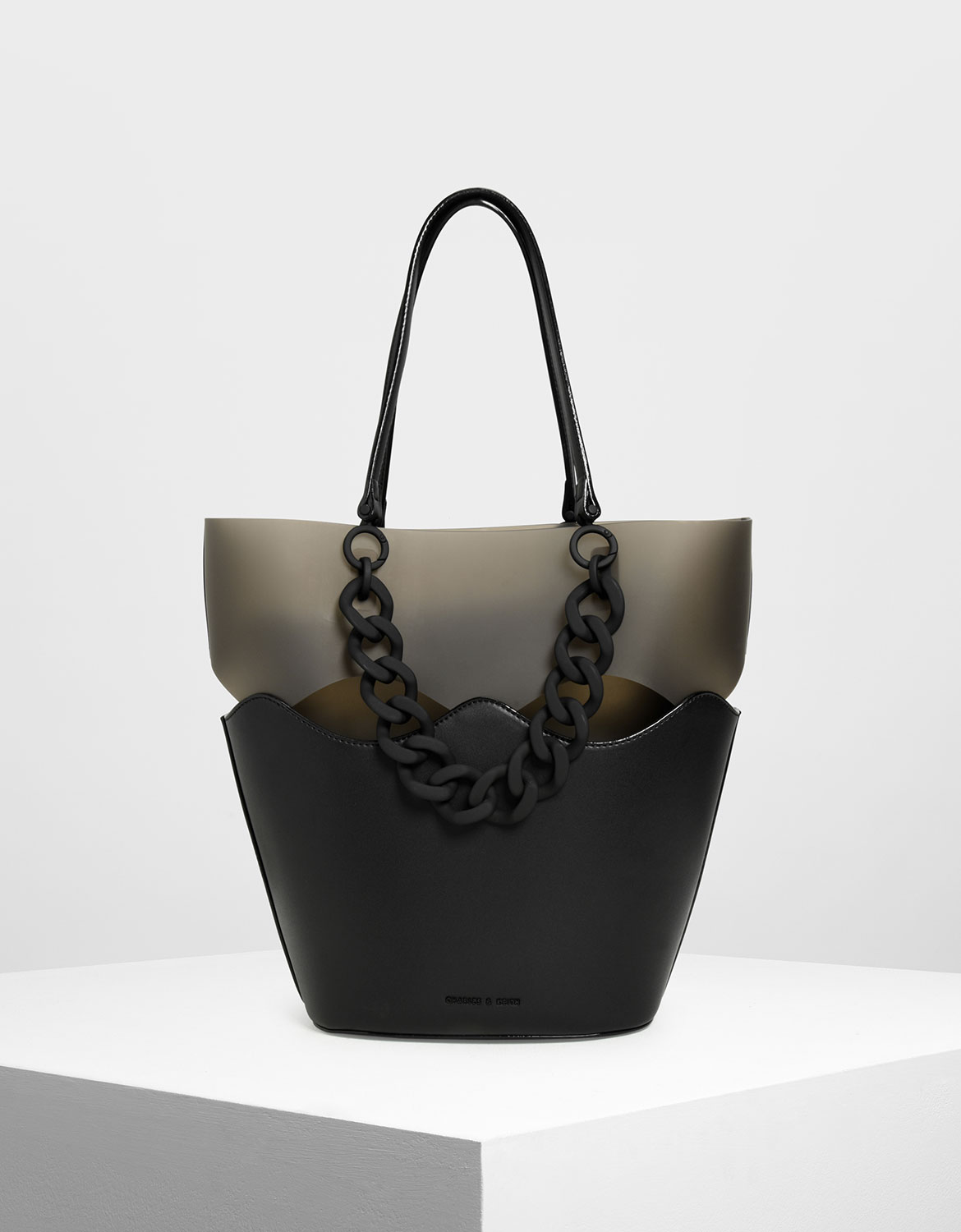 特殊的剪裁拼接，創造出設計感強烈的托特包。搭配寬鬆襯衫與修身牛仔褲，輕鬆擁有獨特風格。