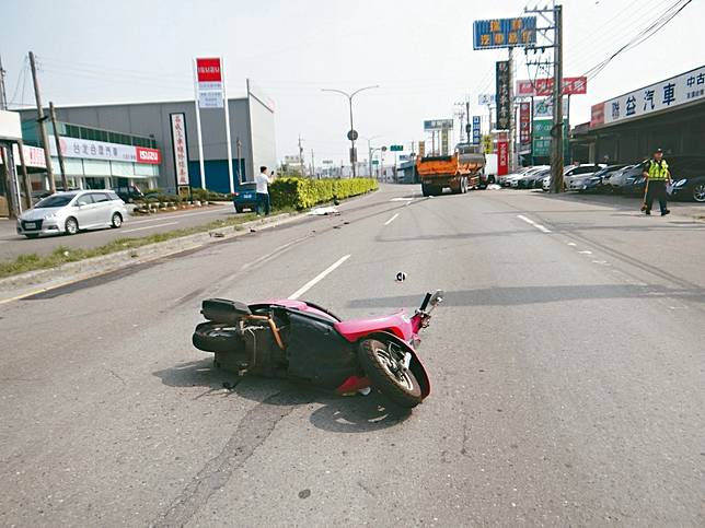 今年大學剛畢業的張姓、魏姓同班同學相約出遊，卻慘死砂石車輪下。