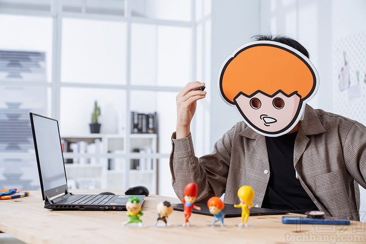 洋蔥受訪時也表示，自己是個工作狂，即使在週間有其他的工作，也會依照排程定時發布影片，維持兩個 YouTube 頻道每週更新的頻率。