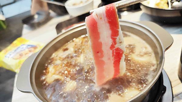 【板橋美食】酷吉火鍋吃到飽-不分平假日時段火鍋吃到飽只要330元，不收服務費，CP值爆高的火鍋吃到飽店