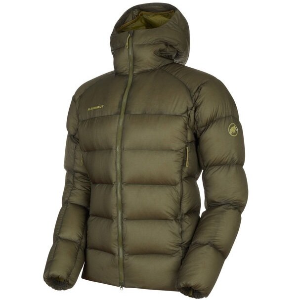 保暖舒適的功能型羽絨外套， 超輕量，7D防潑水Toray防撕裂材料， 極輕且半透明的襯裡。 90/10鵝絨填充，900 cuin fill power。