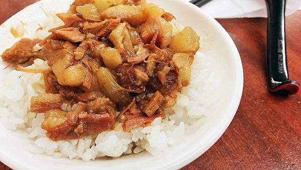 【中和美食】許家莊滷肉飯-用餐時間會需要排隊的超人氣魯肉飯