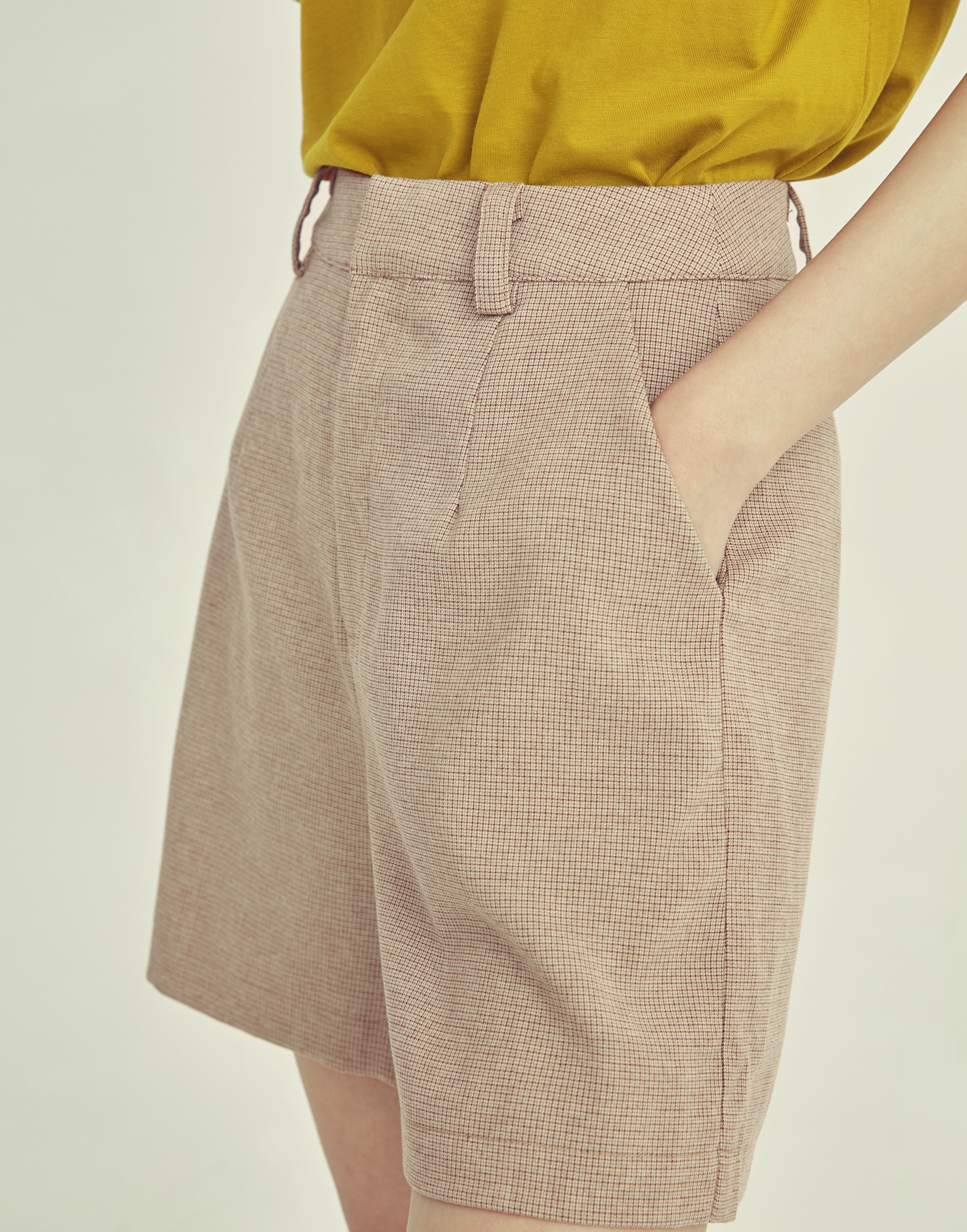 GENQUO+細緻小格紋五分西裝褲-女