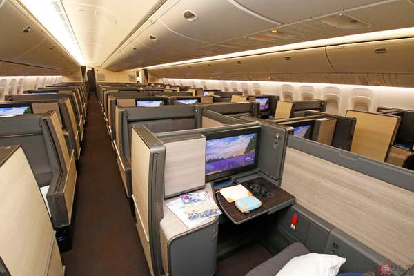 飛行機の座席 ビジネスは C エコノミーは Y なぜ