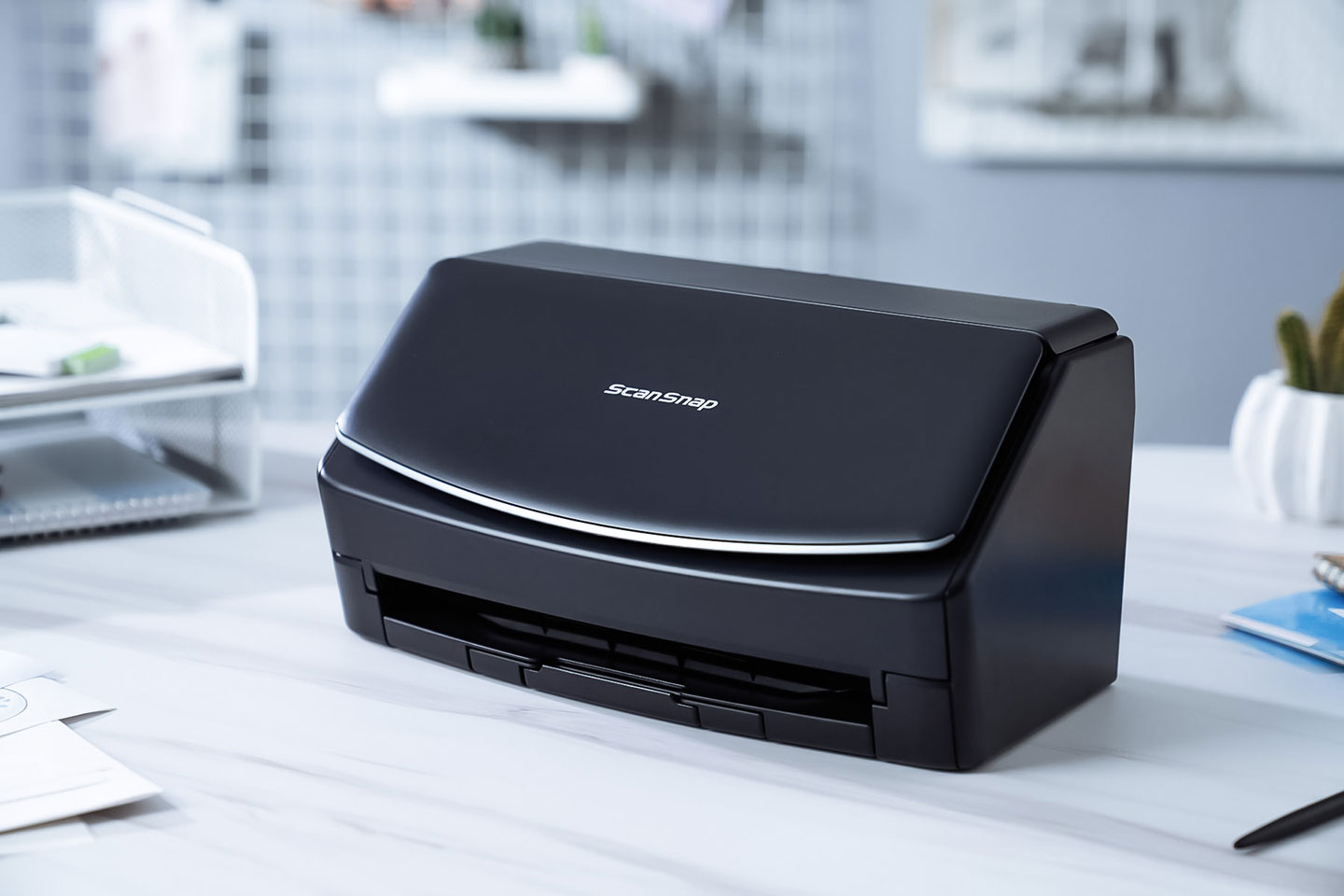 iX1600 的外型設計維持了 ScanSnap 家族的 DNA，機身體積小巧，真的相當省空間。