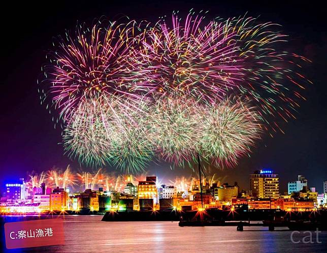 就在第三漁港附近的案山漁港，可以捕捉到璀璨煙火在城市夜景的上空點亮的美景。（圖片提供/澎湖縣政府）