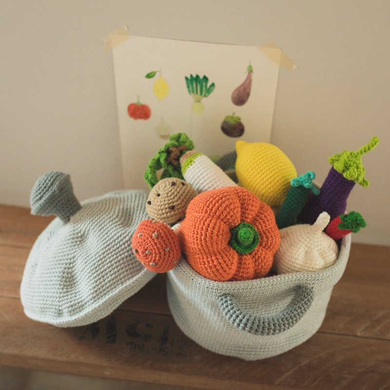 手工針織純棉蔬菜鍋子組合。 一套包含：鍋子x1  白蘿蔔x1  檸檬x1  蘑菇x1  茄子x1  南瓜x1  大蒜x1  辣椒 x 1