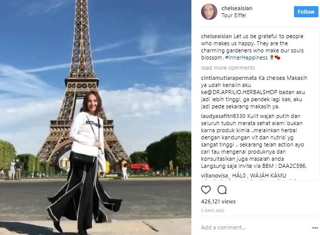 5 Inspirasi Padu Padan Kaos Supaya Tetap Stylish Ala Chelsea Islan