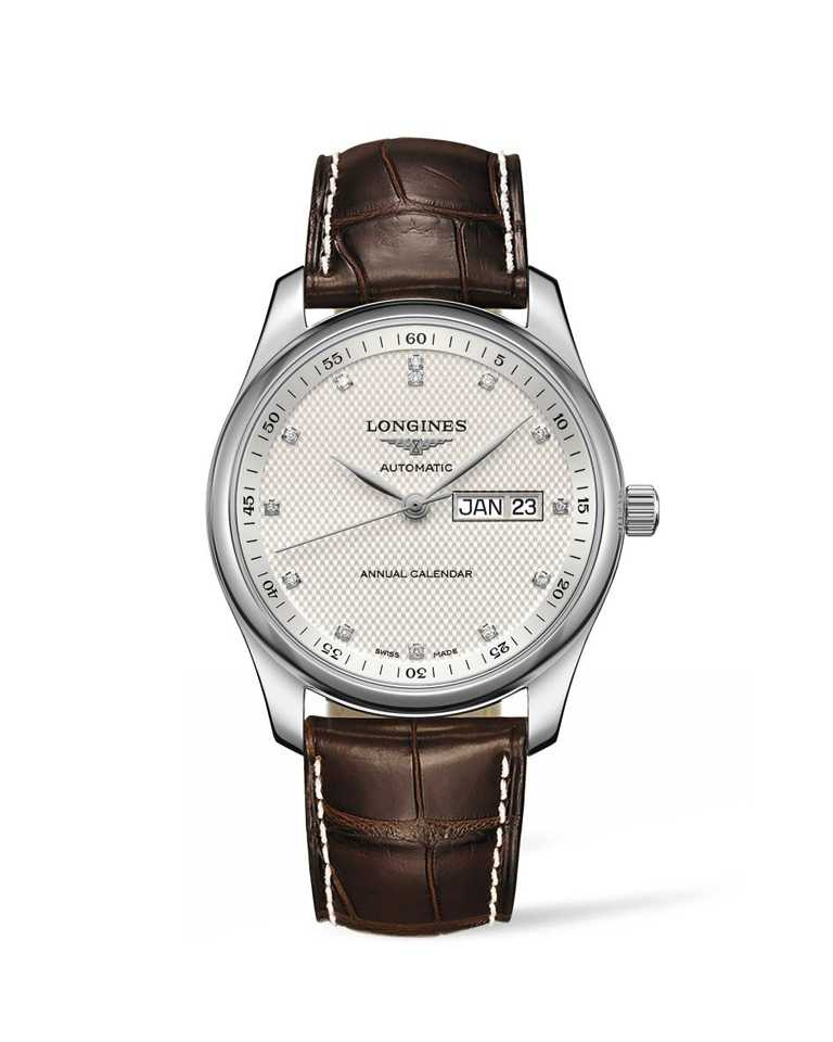 Longines「Master巨擘系列」點鑽時標年曆腕錶，銀色面盤╱85,100元。（圖╱Longines提供）