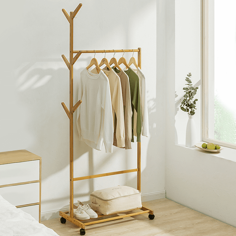 小坪數空間、店面專用的輕巧衣架！北歐風附輪衣帽掛衣架，簡單的設計，溫潤暖色系，擺在家中不顯突兀，可做為小套房中簡便的置物衣架，上可掛外套帽子，下可放鞋子包包，實心橫桿加大承重力，寬大容量，潮流造型，底