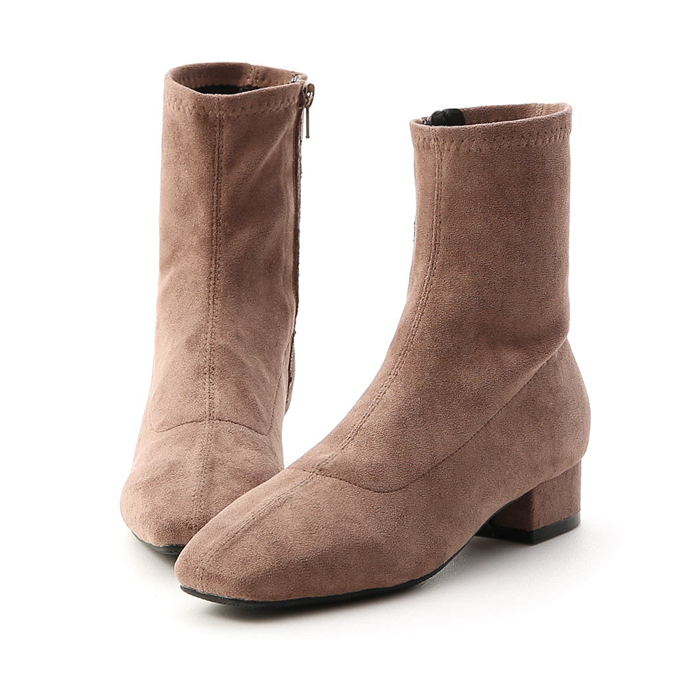 ．2020必備時尚單品非襪靴莫屬 ．超好搭靴型線條穿起來腿型超好看 ．貼心提供絨面及皮面二種選擇 ．3cm跟高走起來輕鬆無負擔 ．精心改良的合腳筒圍讓顯瘦感提升 ．側面有作拉鍊設計，穿脫更省時方便 ．