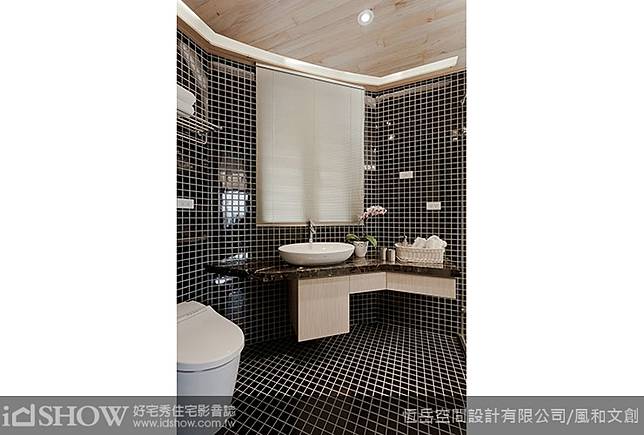 實木天花板搭配黑色馬賽克磚營造視覺強烈對比 Id Show好宅秀 Line Today