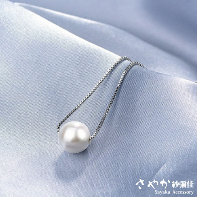 珍珠作為溫潤優雅的化身，不像鑽石那麼瑰麗，卻也一樣綻放著溫柔的光澤。只要小量使用珍珠飾品點綴裝扮，就能讓氣質昇華，更顯高貴典雅，本款珍珠6mm的尺寸大小適宜，簡單而不浮誇，適合各種場合配戴。