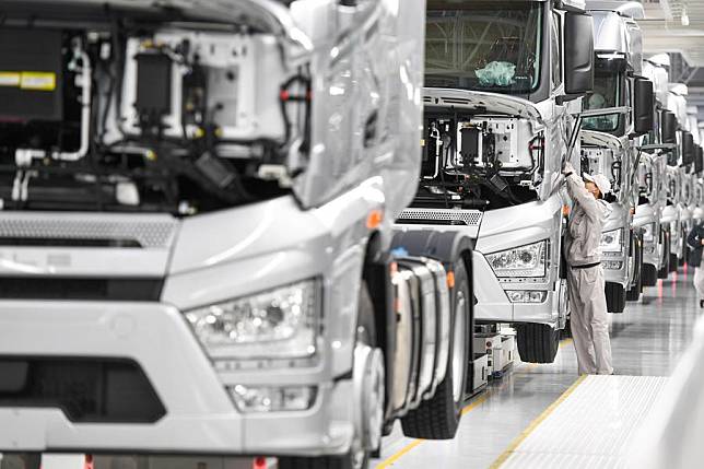 An employee works at an intelligent plant of truck manufacturer FAW Jiefang in Changchun, northeast China's Jilin Province, Feb. 19, 2024. (Xinhua/Zhang Nan)