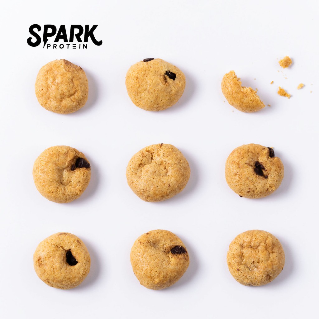 忙碌了一整天才發現沒吃營養的東西？ Spark Crisps 使用無麵粉工法， 100%烘烤非油炸！ 少了精緻澱粉負擔，多了優質蛋白營養，搭配嚴選台灣花生及黑可可巧克力豆，口口香濃微甜的經典滋味。 一