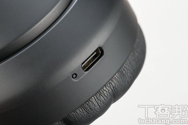 WH-1000M3採用主流的 Type-C 充電孔。 