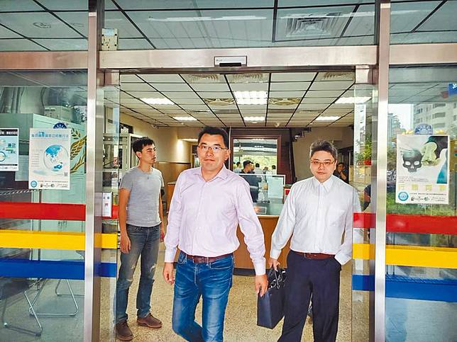 揶揄國家雞器 楊世光被打假