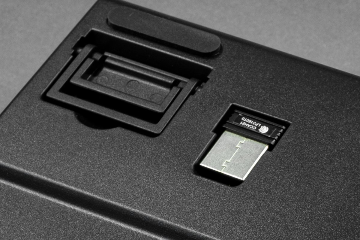 長時間不想用無線、或是想把鍵盤帶著走，直接把接收器收納在背部比較不會弄丟。