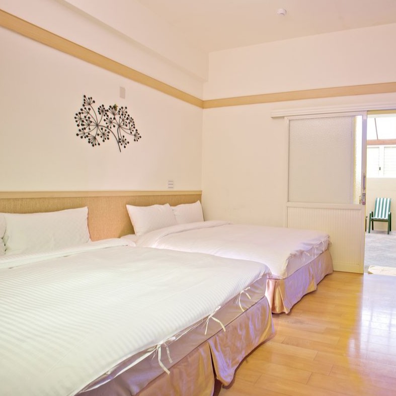 平日 精緻4人房 住宿一晚。早餐4客。露天SPA免費使用。假日不適用注意事項:取消訂房並延期:住宿日3天前可接受延(改)期第1次，第2次延(改)期者須收取總金額10％手續費。第3次之後不接受延(改)期