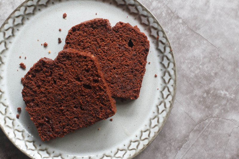 家常磅蛋糕，尺寸為18*8公分，不分切。 使用法國發酵奶油、牧場雞蛋、日本麵粉、砂糖。 八條(含以上)免運費。