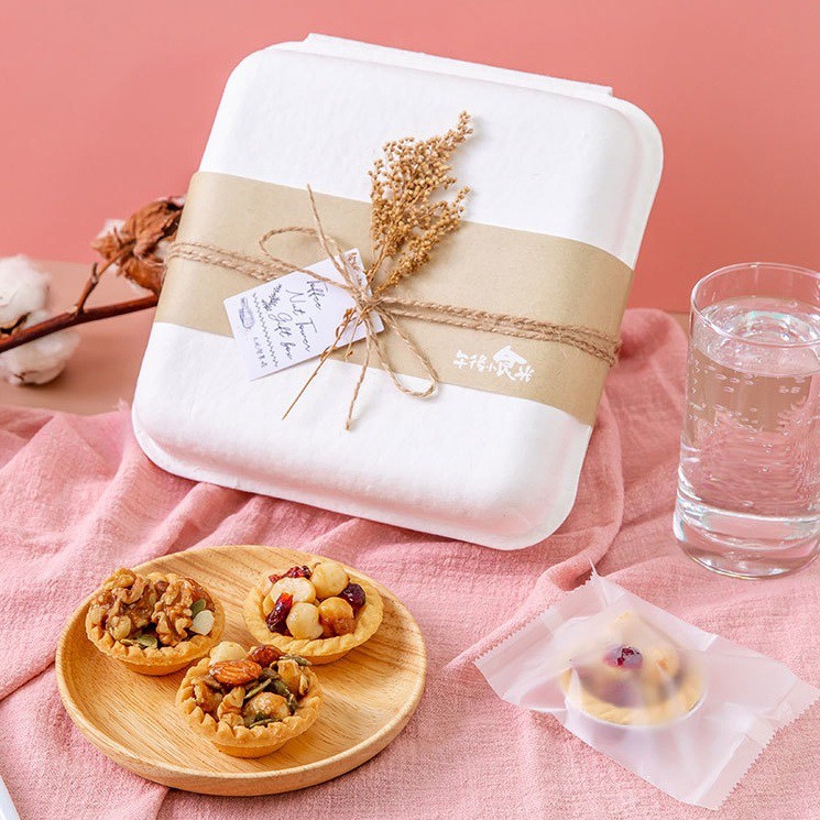 濃濃奶香的堅果與太妃糖衣完美結合的內線，搭配酥脆餅皮，香甜酥脆的豐富口感禮盒內容：綜合堅果塔35gX3夏威夷豆塔35gX3