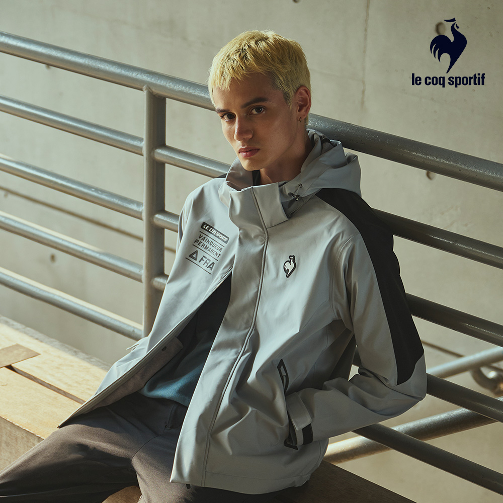 【LE COQ SPORTIF 法國公雞】男款淺灰色防潑水休閒經典防風外套LWQ6136692