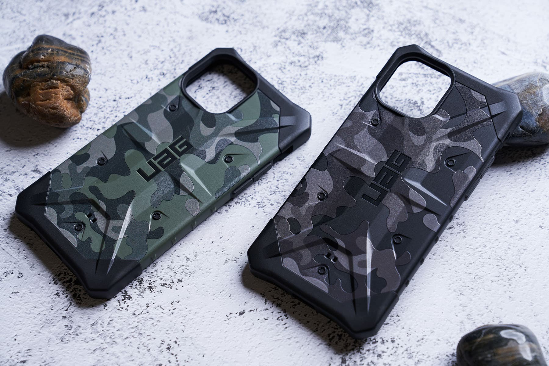 隨著 iPhone 12 系列隆重問市，知名保護殼大廠 UAG 今年同樣「火力全開」，更新旗下 iPhone 全系列保護殼，像圖中這款迷彩配色就超對小編的胃口阿！