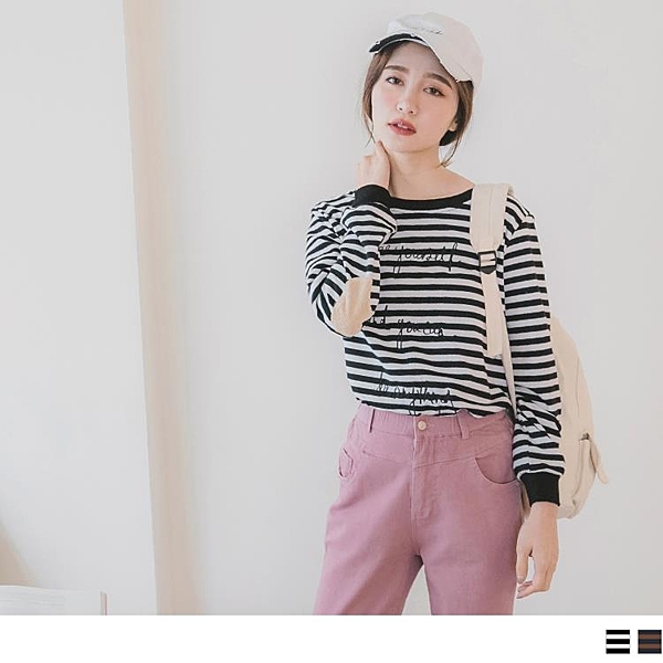 配色條紋設計與草寫刺繡細節，提升整體穿著質感。 異材質拼布袖特色，營造出個性風格