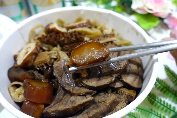 台北夜市滷味推薦-饒河街夜市撒旦牛滷味，饒河夜市好吃小吃，松山區銅板美食，饒河夜市加熱滷味，滷牛三寶、滷大腸好吃又入味 