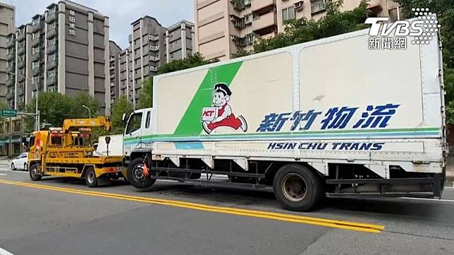 物流車 不想努力了 車頭前傾90度拋錨路中駕駛傻眼 Tvbs Line Today