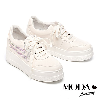 精選高質感摔紋牛皮面料製成 V形水鑽點綴散發奢華休閒風格 全雙真皮讓腳維持一整天的舒適