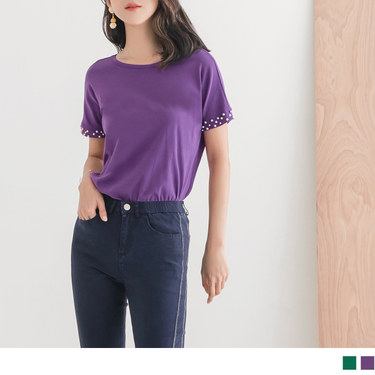 採用含高含棉的針織面料使肌膚舒爽且能抗暑涼夏， 俐落的袖型剪裁搭配釘珠珍珠點綴，修飾手臂外展現細緻品味做工， 後背鏤空交叉的迷人線條，透露出絲絲微性感氣息， 下襬鬆緊能修飾身型曲線， 此款2色純色短袖